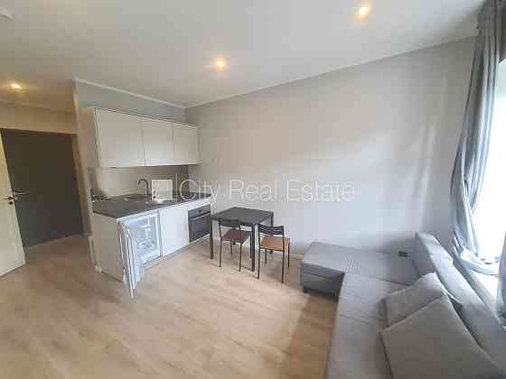 Фасадный дом, места для нескольких машин, вход с улицы и со двора, терасса 15 м2, Rīga