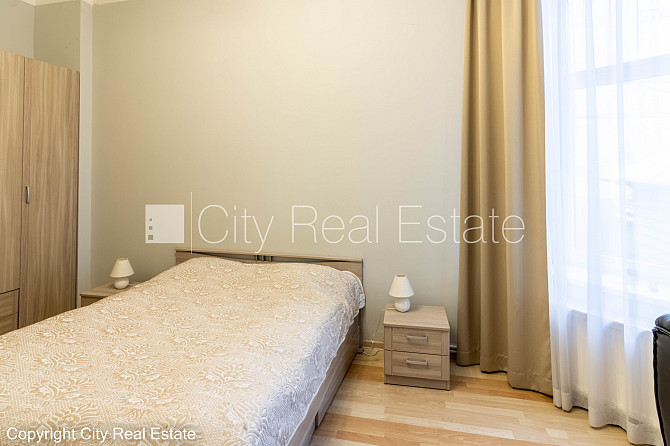 Fasādes māja, vieta vairākām automašīnām, ieeja no ielas un pagalma, terase 15 m2, logi Rīga - foto 20