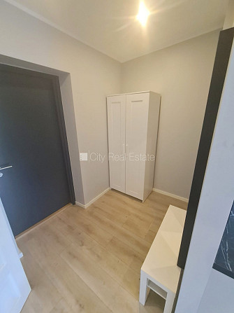 Fasādes māja, vieta vairākām automašīnām, ieeja no ielas un pagalma, terase 15 m2, logi Rīga - foto 9