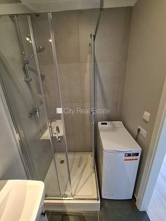 Fasādes māja, vieta vairākām automašīnām, ieeja no ielas un pagalma, terase 15 m2, logi Rīga - foto 8