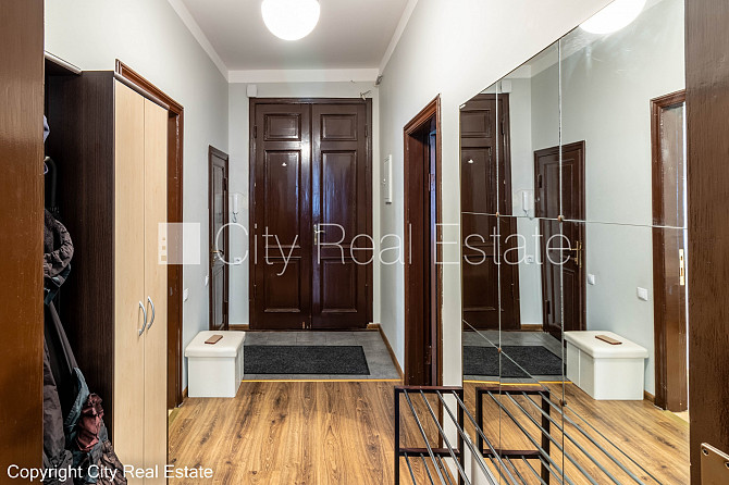 Fasādes māja, vieta vairākām automašīnām, ieeja no ielas un pagalma, terase 15 m2, logi Rīga - foto 18