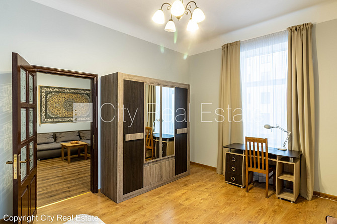 Fasādes māja, vieta vairākām automašīnām, ieeja no ielas un pagalma, terase 15 m2, logi Rīga - foto 17