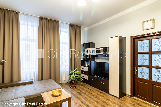 Fasādes māja, vieta vairākām automašīnām, ieeja no ielas un pagalma, terase 15 m2, logi Rīga - foto 14