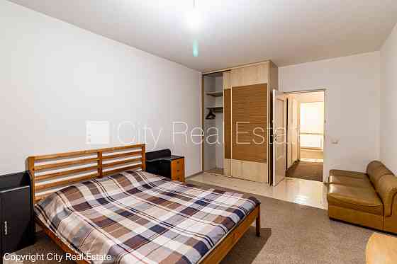 Фасадный дом, закрытый двор, территория обнесена забором, места для нескольких Рига