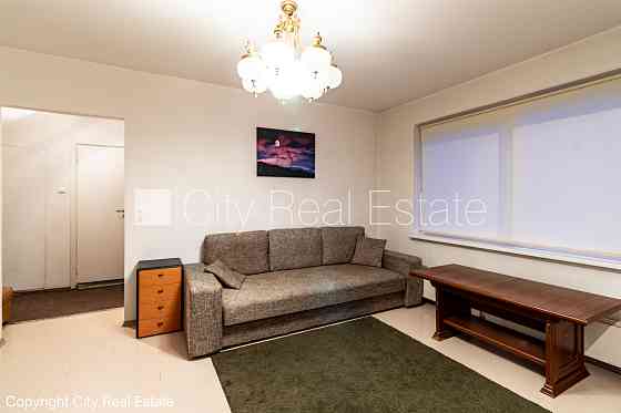 Фасадный дом, закрытый двор, территория обнесена забором, места для нескольких Рига