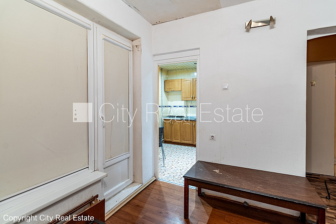 Фасадный дом, закрытый двор, территория обнесена забором, места для нескольких Рига - изображение 17