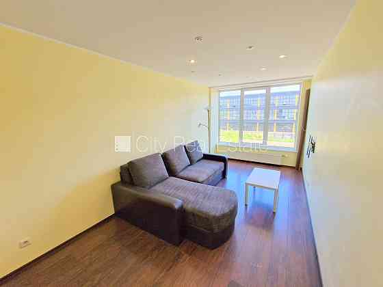 Благоустроенный озеленённый двор, закрытый двор, въездные ворота оснащены Рига