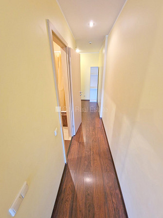 Благоустроенный озеленённый двор, закрытый двор, въездные ворота оснащены Рига - изображение 12