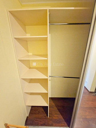 Благоустроенный озеленённый двор, закрытый двор, въездные ворота оснащены Рига - изображение 18