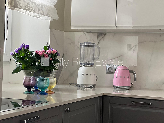 Fasādes māja, renovēta māja, restaurēta māja, vieta automašīnai, ieeja no ielas, studio Rīga - foto 2