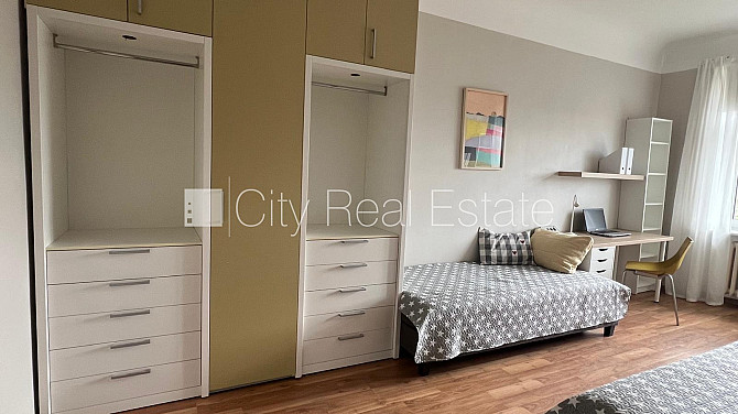 Fasādes māja, renovēta māja, restaurēta māja, vieta automašīnai, ieeja no ielas, studio Rīga - foto 12