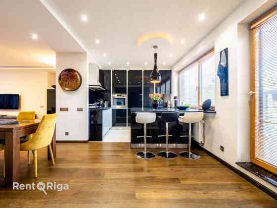 Bright and cozy 4-room apartment in residential project in the city center.  Great and quiet locatio Rīga