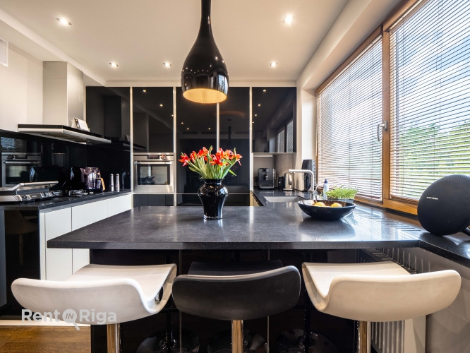 Gaišs un mājīgs 4 istabu dzīvoklis jaunajā projektā centrā.  Lieliska un klusa atrašanās Rīga - foto 1