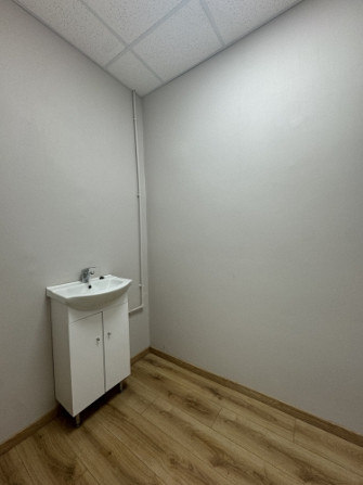 Iznomā telpas ar izlietni Šmerlī, "Rīgas kinostudija" ēkā, 1. stāvā. Platība sastāv no vienas telpas Рига - изображение 2