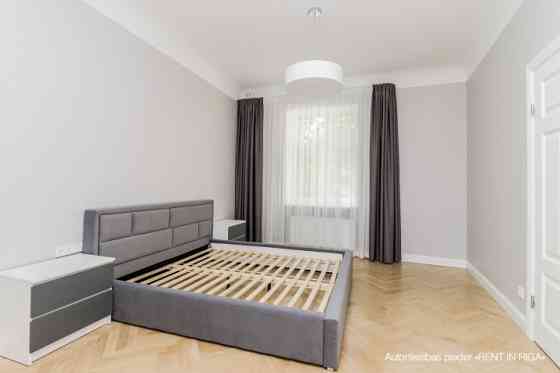 Īrei tiek piedāvāts elegants un ērts 4 istabu dzīvoklis pilsētas centrā ar kopējo platību 93 kvadrāt Rīga