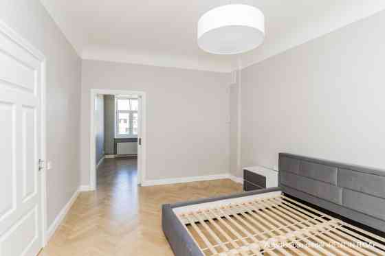 Īrei tiek piedāvāts elegants un ērts 4 istabu dzīvoklis pilsētas centrā ar kopējo platību 93 kvadrāt Rīga