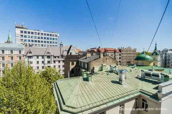 Īrei tiek piedāvāts elegants un ērts 4 istabu dzīvoklis pilsētas centrā ar kopējo platību 93 kvadrāt Rīga