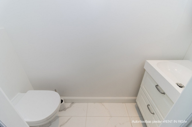 Īrei tiek piedāvāts elegants un ērts 4 istabu dzīvoklis pilsētas centrā ar kopējo platību Rīga - foto 9