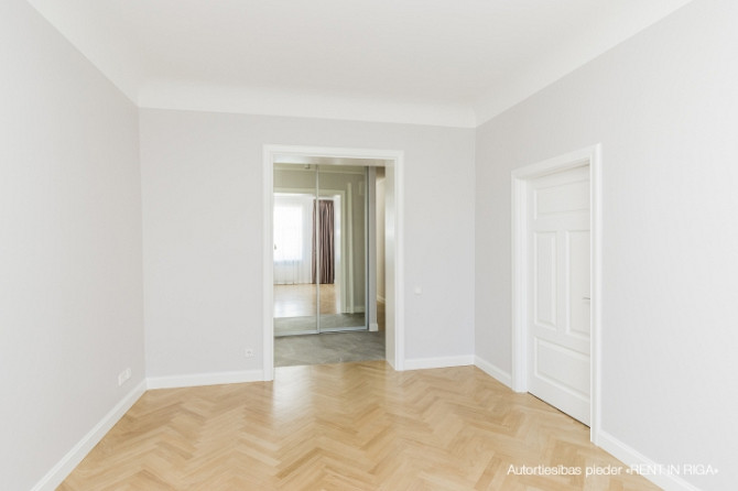 Īrei tiek piedāvāts elegants un ērts 4 istabu dzīvoklis pilsētas centrā ar kopējo platību Rīga - foto 8