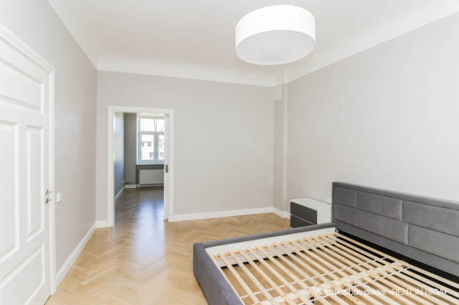 Īrei tiek piedāvāts elegants un ērts 4 istabu dzīvoklis pilsētas centrā ar kopējo platību Rīga - foto 6