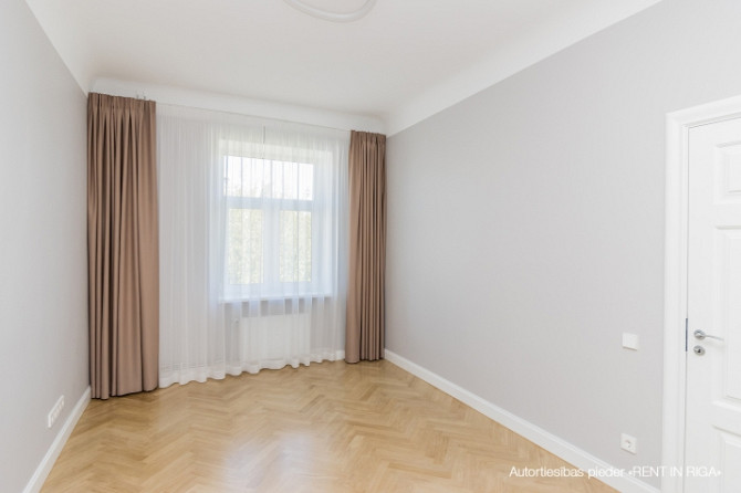 Īrei tiek piedāvāts elegants un ērts 4 istabu dzīvoklis pilsētas centrā ar kopējo platību Rīga - foto 3