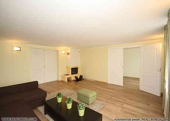 Spacious five-room apartment in the Quiet Centre, in a renovated building on Pumpura Street.  The ap Rīga