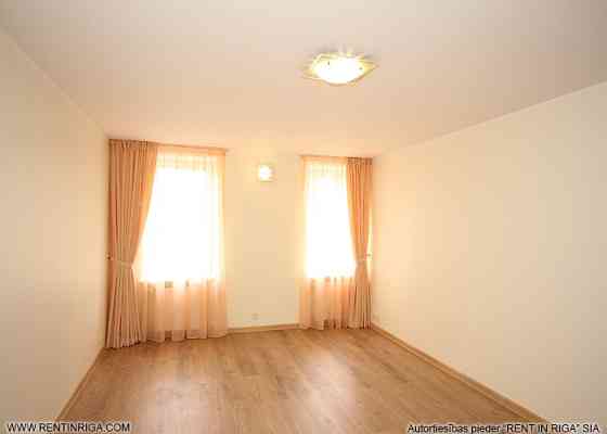 Spacious five-room apartment in the Quiet Centre, in a renovated building on Pumpura Street.  The ap Rīga