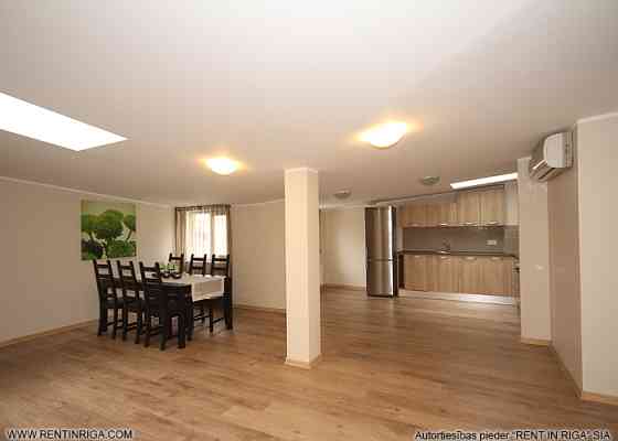 Spacious five-room apartment in the Quiet Centre, in a renovated building on Pumpura Street.  The ap Rīga