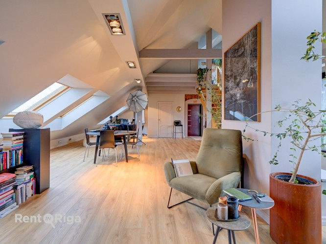 Plašs Mansarda dzīvoklis ar augstiem griestiem, plašu terasi un skatu uz Rīgas jumtiem. Rīga - foto 3