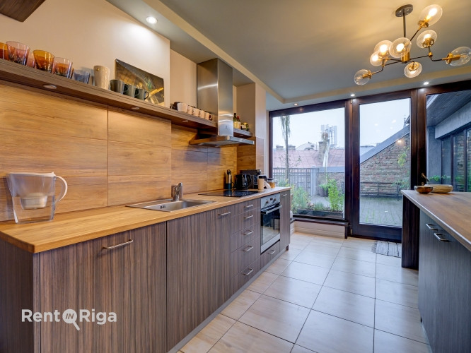 Plašs Mansarda dzīvoklis ar augstiem griestiem, plašu terasi un skatu uz Rīgas jumtiem. Rīga - foto 8