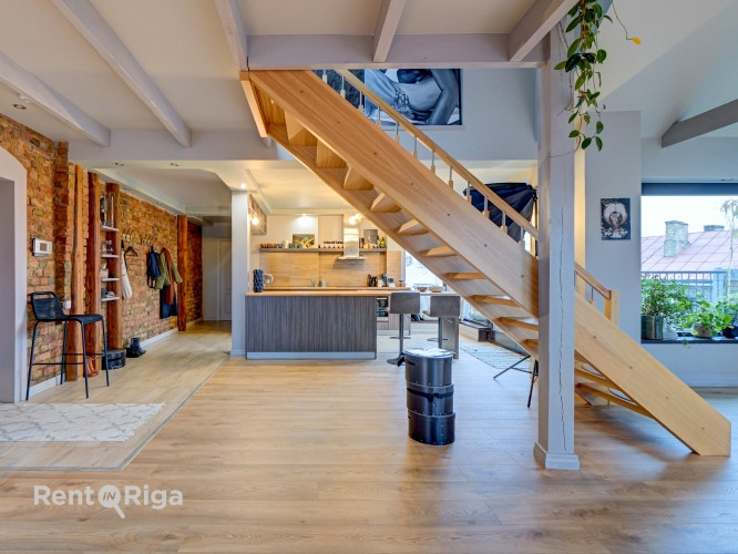 Plašs Mansarda dzīvoklis ar augstiem griestiem, plašu terasi un skatu uz Rīgas jumtiem. Rīga - foto 9