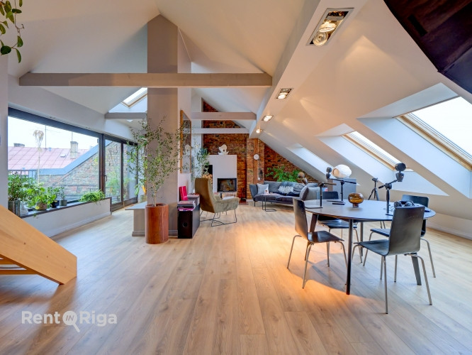 Plašs Mansarda dzīvoklis ar augstiem griestiem, plašu terasi un skatu uz Rīgas jumtiem. Rīga - foto 1