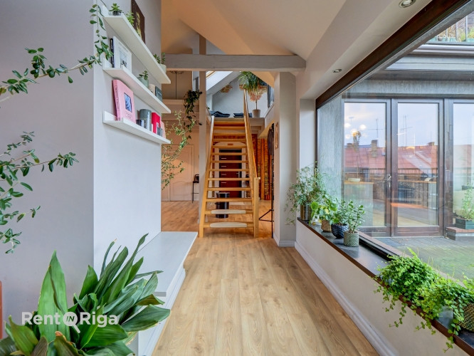 Plašs Mansarda dzīvoklis ar augstiem griestiem, plašu terasi un skatu uz Rīgas jumtiem. Rīga - foto 4