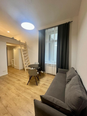 Ilgtermiņa īrei pieejams mūsdienīgs un līdz detaļām pārdomāts studio tipa dzīvoklis Rīga - foto 1