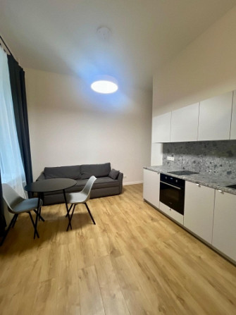 Ilgtermiņa īrei pieejams mūsdienīgs un līdz detaļām pārdomāts studio tipa dzīvoklis Rīga - foto 2