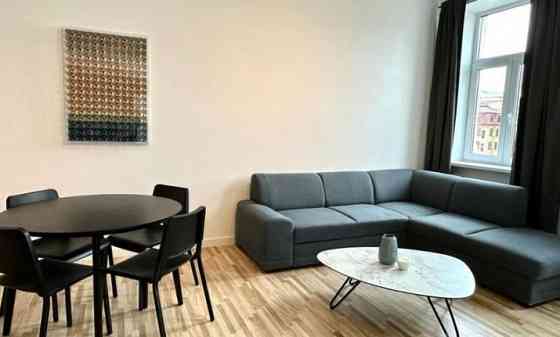 Izīrē 3-istabu dzīvokli, 52 m2 platībā Skolas ielā 13, Rīgā.  Dzīvokļa plānojums sastāv no 2 izolētā Rīga