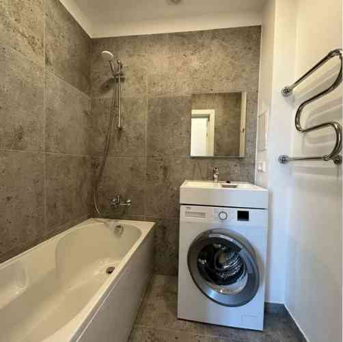 Izīrē 3-istabu dzīvokli, 52 m2 platībā Skolas ielā 13, Rīgā.  Dzīvokļa plānojums sastāv no 2 izolētā Rīga