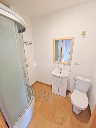 Деревянный дом, фасадный дом, закрытый двор, вход со двора, мансарда, окна выходят Рига - изображение 9