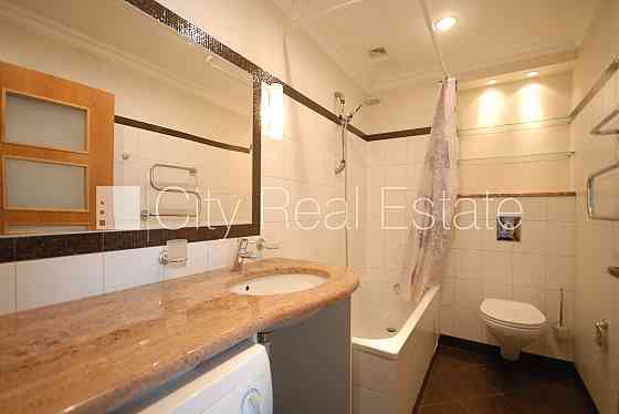 Здание во дворе, благоустроенный озеленённый двор, вход со двора, во дворе Рига