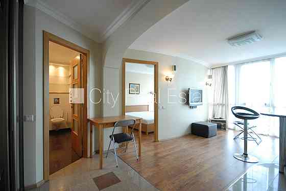 Здание во дворе, благоустроенный озеленённый двор, вход со двора, во дворе Рига