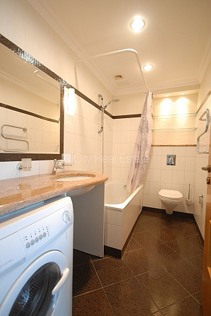 Здание во дворе, благоустроенный озеленённый двор, вход со двора, во дворе Рига - изображение 6