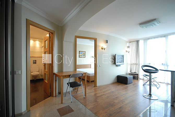 Здание во дворе, благоустроенный озеленённый двор, вход со двора, во дворе Рига - изображение 3