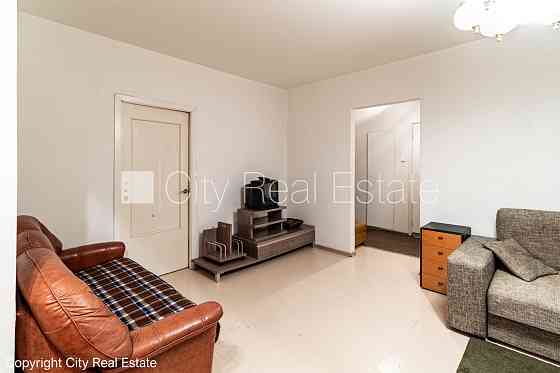 Фасадный дом, реновированный дом, вход с улицы, окна выходят в обе стороны дома, Рига