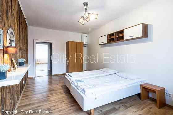 Фасадный дом, реновированный дом, место для машины, вход с улицы и со двора, Рига