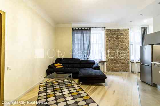 Здание во дворе, благоустроенная озеленённая территория, закрытый двор, въездные Рига