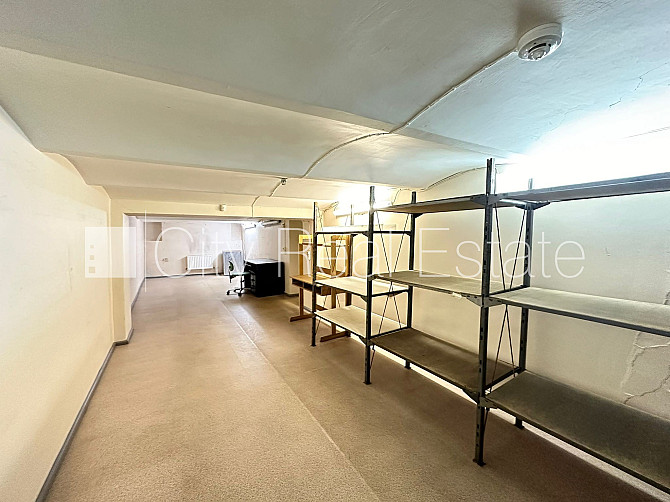 Здание во дворе, благоустроенная озеленённая территория, закрытый двор, въездные Рига - изображение 20