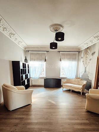 Фасадный дом, закрытый двор, вход с улицы, окна выходят в обе стороны дома, Рига - изображение 8