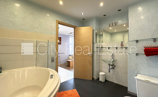 Фасадный дом, закрытый двор, вход с улицы, окна выходят в обе стороны дома, Рига - изображение 6