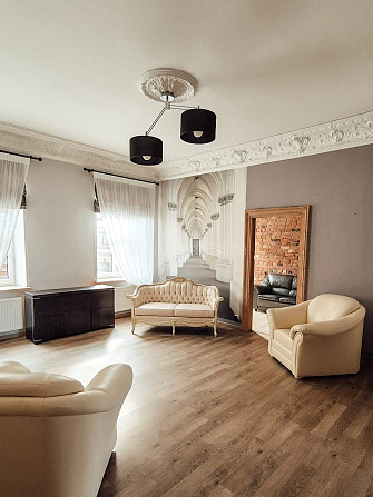 Фасадный дом, закрытый двор, вход с улицы, окна выходят в обе стороны дома, Рига - изображение 9