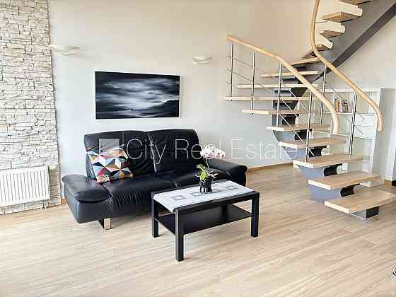 Здание во дворе, реновированный дом, закрытый двор, вход с улицы и со двора, Рига